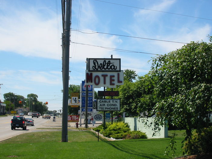 Delta Motel (Careys Motel) - 2003 Photo Of Old Sign